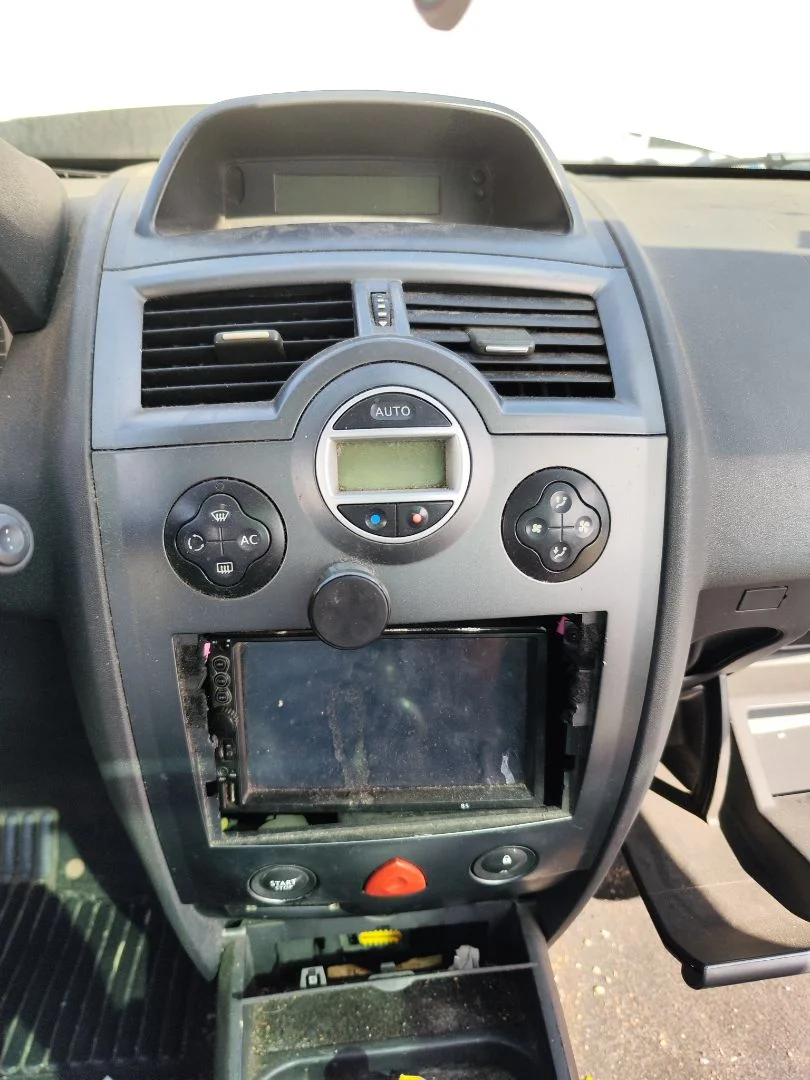 Foto de CONSOLA CENTRAL RENAULT MEGANE II COUPE/CABRIO 1.5 dCi Diesel (106 CV / 78 KW)