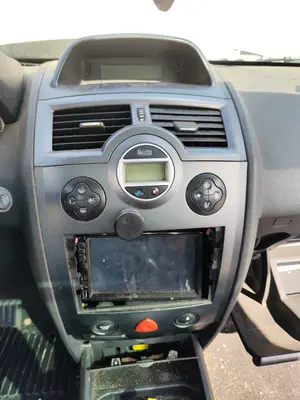 Foto de CONSOLA CENTRAL RENAULT MEGANE II COUPE/CABRIO 1.5 dCi Diesel (106 CV / 78 KW)