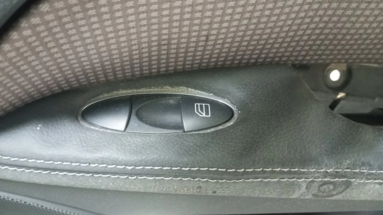 Foto de MANDO ELEVALUNAS TRASERO DERECHO MERCEDES-BENZ CLASE E (BM 211) BERLINA 2.6 CAT (177 CV / 130 KW) referencia A2118219858