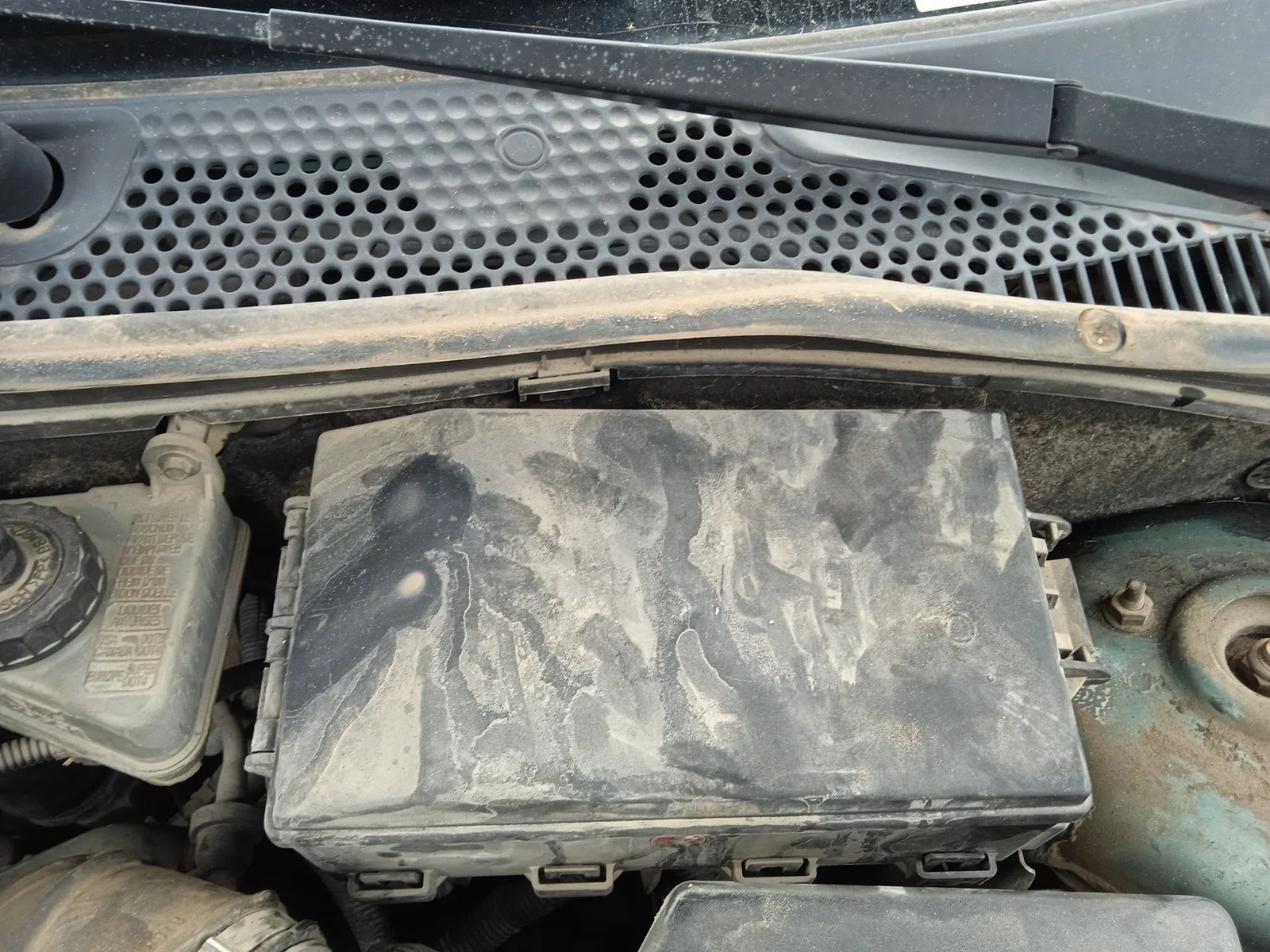 Foto de CAJA RELES / FUSIBLES FORD FOCUS FAMILIAR (CAK) 1.8 TDDI Turbodiesel CAT (90 CV / 66 KW)