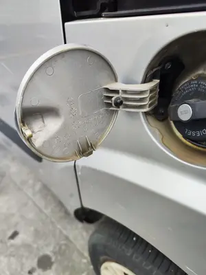 Foto de TAPA EXTERIOR COMBUSTIBLE FIAT I DOBLÒ (119) 1.9 Diesel CAT (63 CV / 46 KW) referencia 0051834551 foto 2