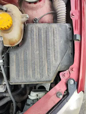 Foto de CAJA RELES / FUSIBLES OPEL CORSA C 1.2 16V CAT (Z 12 XEP / LB4) (80 CV / 59 KW)
