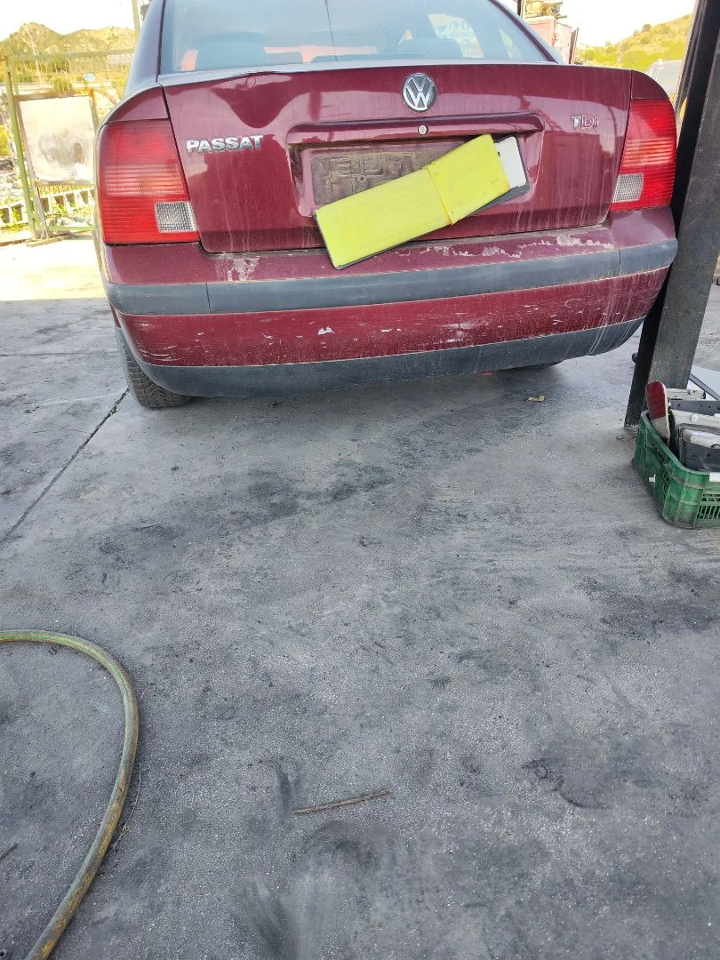 Foto de PARAGOLPES TRASERO VOLKSWAGEN PASSAT BERLINA (3B2) 1.9 TDI (116 CV / 85 KW)