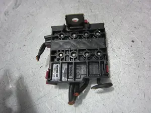 Foto de CAJA RELES / FUSIBLES TOYOTA YARIS (NCP1/NLP1/SCP1) 1.4 Turbodiesel CAT (75 CV / 55 KW) foto 4