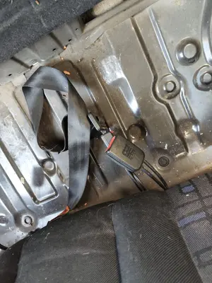 Foto de ENGANCHE CINTURON TRASERO DERECHO VOLKSWAGEN GOLF III (1H1)(11.1991) 1.9 TDI (110 CV / 81 KW)