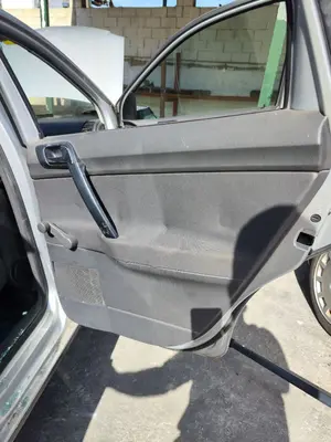 Foto de GUARNECIDO PUERTA TRASERA DERECHA VOLKSWAGEN POLO IV (9N1) 1.4 16V (75 CV / 55 KW) referencia 6Q6867212FRFKZ