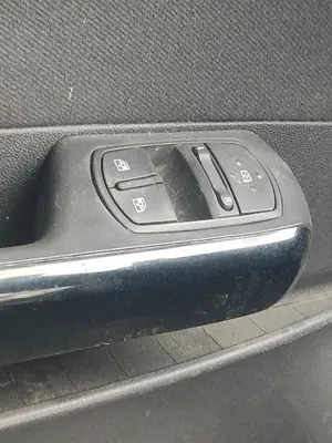 Foto de MANDO ELEVALUNAS DELANTERO IZQUIERDO OPEL CORSA D 1.4 16V CAT (A 14 XER / LDD) (101 CV / 74 KW) referencia 13258521AA