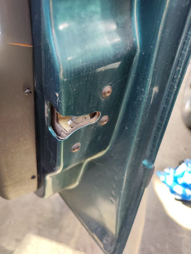 Foto de CERRADURA PUERTA DELANTERA DERECHA FORD FOCUS BERLINA (CAK) 1.6 16V CAT (101 CV / 74 KW)