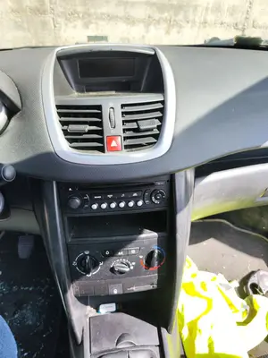 Foto de CONSOLA CENTRAL PEUGEOT 207 1.6 16V HDi (90 CV / 66 KW)