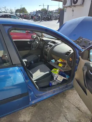 Foto de GOMAS CONTORNO PUERTA RENAULT MEGANE II BERLINA 5P 1.5 dCi Diesel (101 CV / 74 KW)