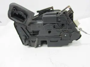 Foto de CERRADURA PUERTA TRASERA IZQUIERDA VOLKSWAGEN GOLF VII (5G1/BE1) 2.0 TDI (184 CV / 135 KW) referencia 5K4389015R foto 4