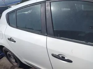 Foto de PUERTA TRASERA DERECHA RENAULT MEGANE III BERLINA 5P 1.5 dCi Diesel CAT (86 CV / 63 KW) referencia 821006014R