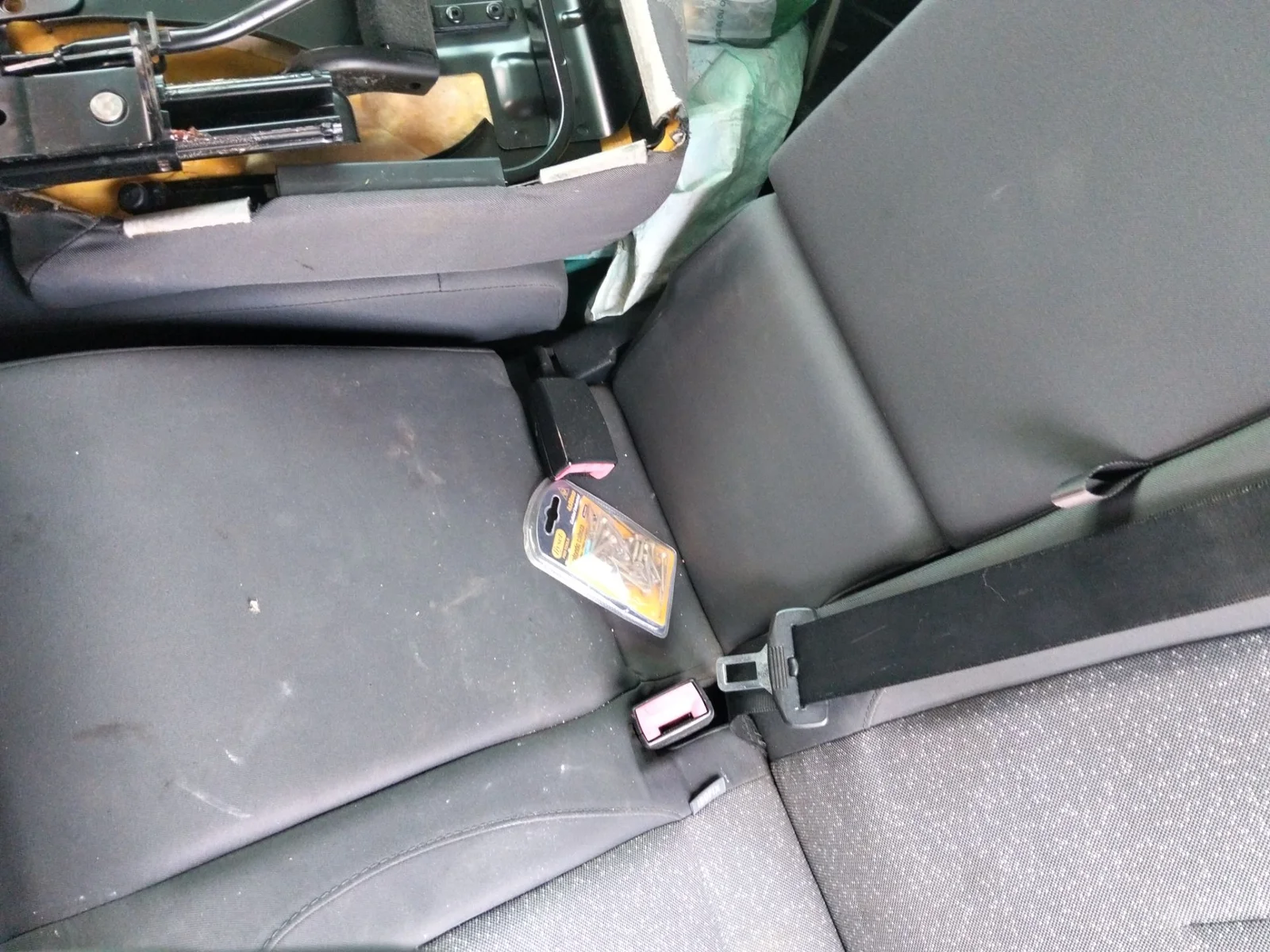 Foto de ENGANCHE CINTURON TRASERO IZQUIERDO SEAT ALTEA (5P1) 1.9 TDI (105 CV / 77 KW)