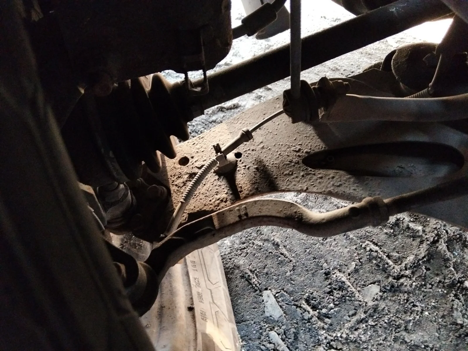 Foto de BRAZO SUSPENSION DELANTERO IZQUIERDO RENAULT TRAFIC II COMBI 1.9 Diesel (101 CV / 74 KW)