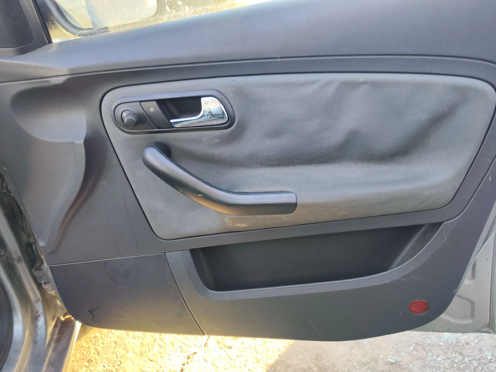 Foto de GUARNECIDO PUERTA DELANTERA DERECHA SEAT CORDOBA BERLINA (6L2) 1.4 16V (75 CV / 55 KW) referencia 6L4867012AKFKZ