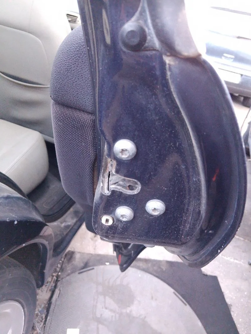 Foto de CERRADURA PUERTA TRASERA DERECHA ALFA ROMEO 147 (190) 1.9 JTD CAT (110 CV / 81 KW)