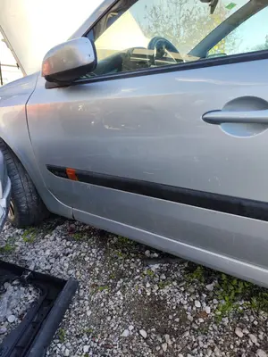 Foto de PUERTA DELANTERA IZQUIERDA RENAULT LAGUNA II (BG0) 1.8 CAT (120 CV / 88 KW) foto 1