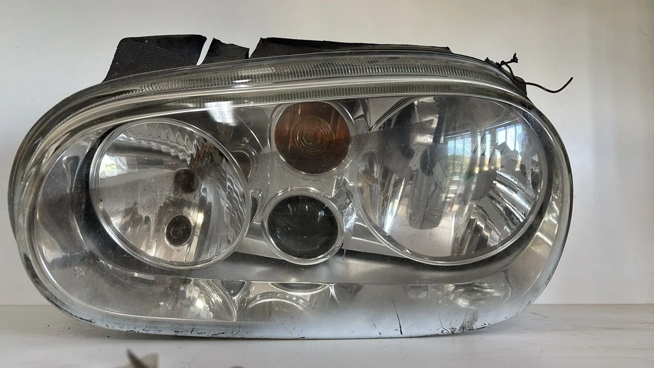Foto de FARO DERECHO VOLKSWAGEN GOLF IV BERLINA (1J1)(10.1997) 1.9 TDI (110 CV / 81 KW) referencia 1J1941018F