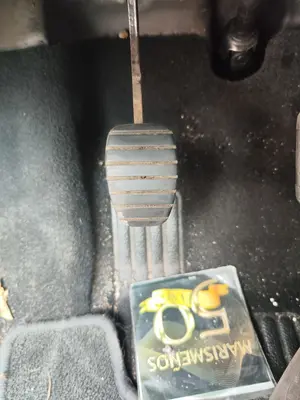 Foto de PEDAL EMBRAGUE RENAULT CLIO III 1.2 16V (75 CV / 55 KW)