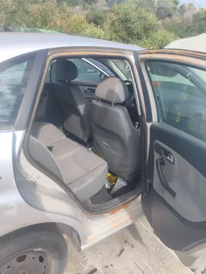 Foto de GOMAS CONTORNO PUERTA SEAT IBIZA (6L1) 1.4 16V (75 CV / 55 KW)