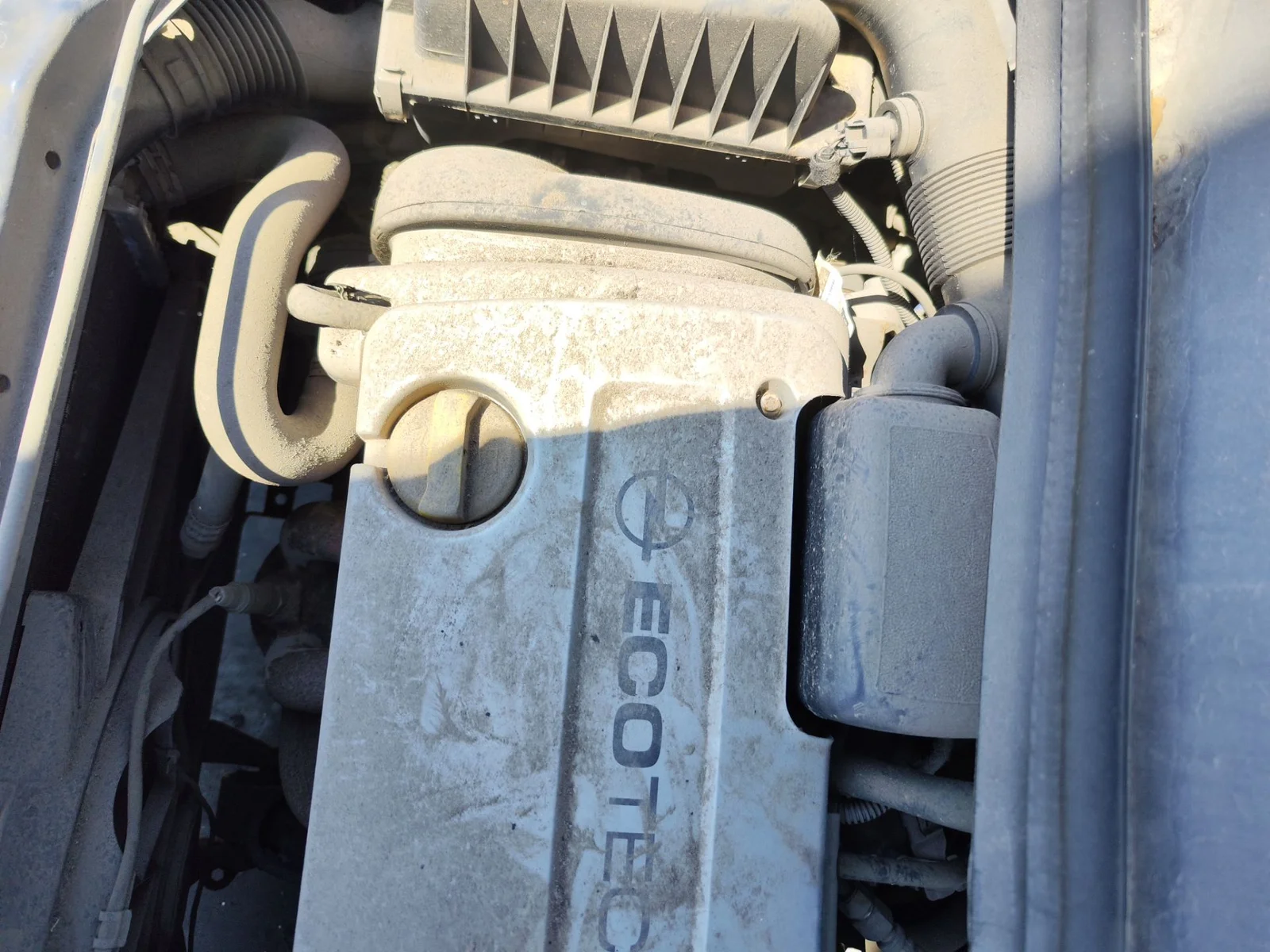 Foto de TAPA MOTOR OPEL ZAFIRA A 1.6 16V (101 CV / 74 KW)