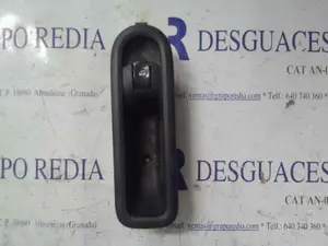 Foto de MANDO ELEVALUNAS DELANTERO IZQUIERDO RENAULT CLIO III 1.5 dCi Diesel CAT (86 CV / 63 KW) referencia 8200356517B