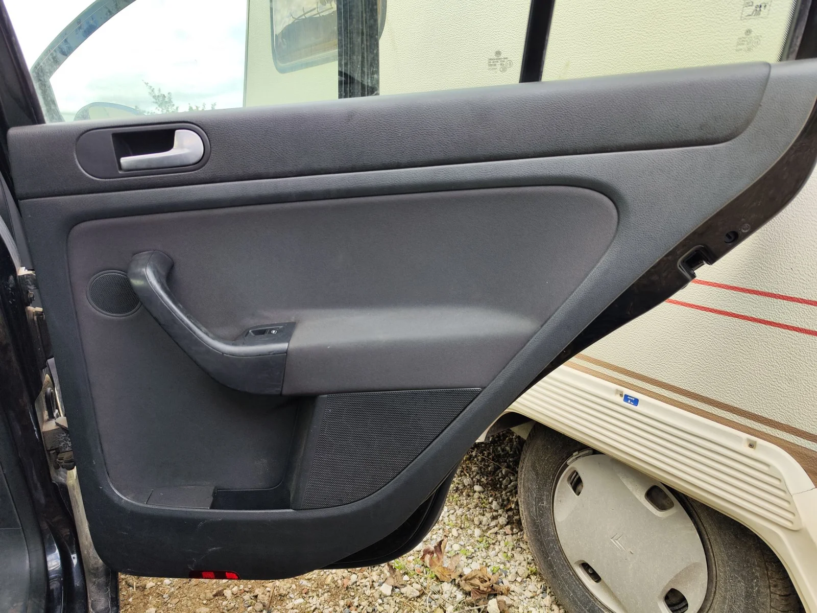Foto de GUARNECIDO PUERTA TRASERA DERECHA VOLKSWAGEN GOLF PLUS V (5M1) 1.9 TDI (105 CV / 77 KW)