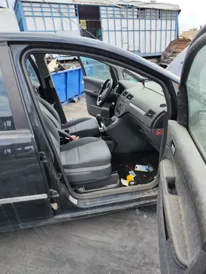 Foto de GOMAS CONTORNO PUERTA FORD FOCUS C-MAX (CAP)(2003) 1.6 TDCi CAT (109 CV / 80 KW)
