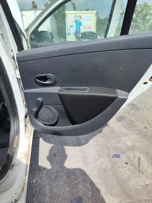 Foto de GUARNECIDO PUERTA TRASERA DERECHA RENAULT CLIO III 1.2 16V (75 CV / 55 KW)