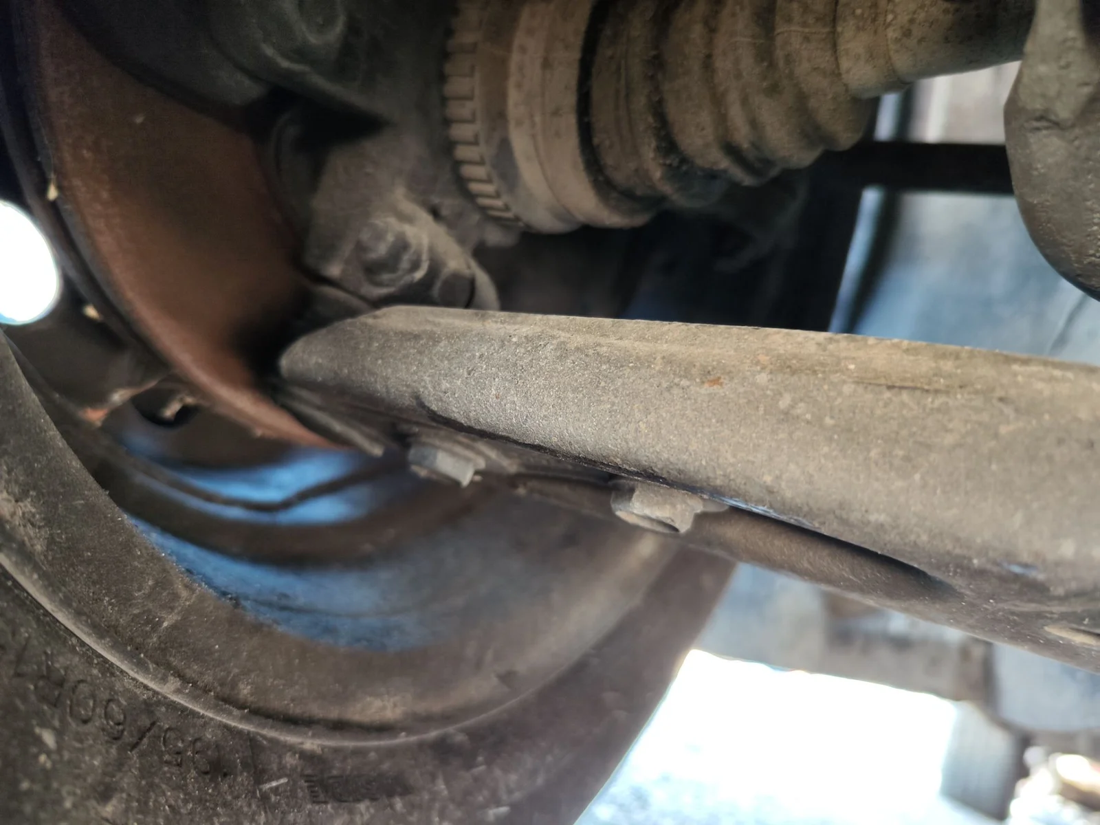 Foto de PINZA DE FRENO DELANTERA DERECHA KIA CARENS (RS) 1.8 16V CAT (126 CV / 93 KW)