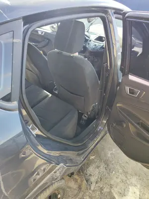 Foto de GOMAS CONTORNO PUERTA FORD FIESTA (CNN) 1.5 TDCi CAT (75 CV / 55 KW) referencia 1546809
