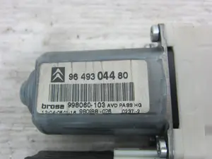 Foto de MOTOR ELEVALUNAS DELANTERO DERECHO CITROEN C5 BERLINA 2.2 HDi FAP CAT (4HX / DW12ED4) (133 CV / 98 KW) referencia 9649304480 foto 3