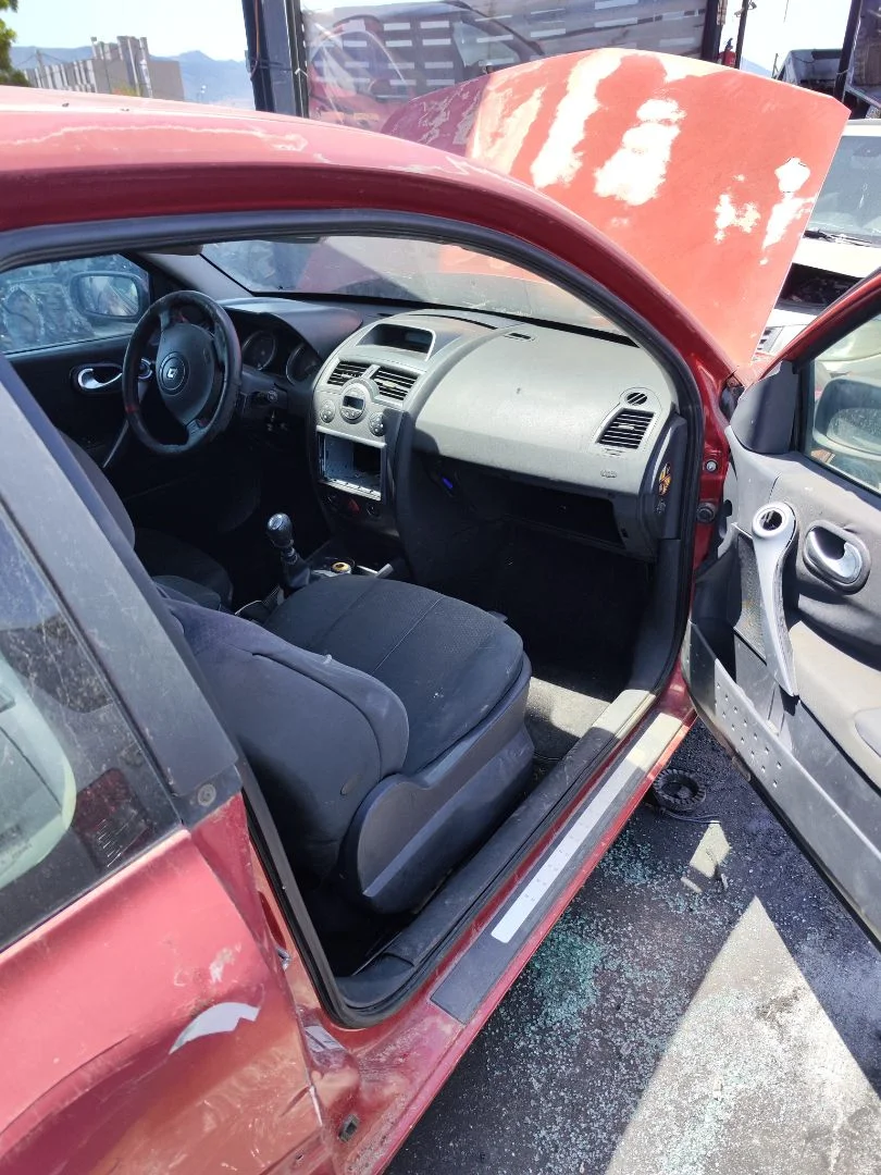 Foto de GOMAS CONTORNO PUERTA RENAULT MEGANE II BERLINA 3P 1.9 dCi Diesel (120 CV / 88 KW)