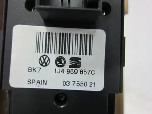Foto de MANDO ELEVALUNAS DELANTERO IZQUIERDO SKODA OCTAVIA COMBI (1U5) 1.9 TDI (101 CV / 74 KW) referencia 1J4959857C foto 3
