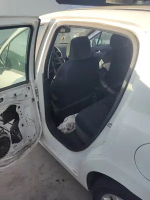 Foto de GOMAS CONTORNO PUERTA PEUGEOT 207 1.6 HDi FAP CAT (9HZ / DV6TED4) (109 CV / 80 KW)