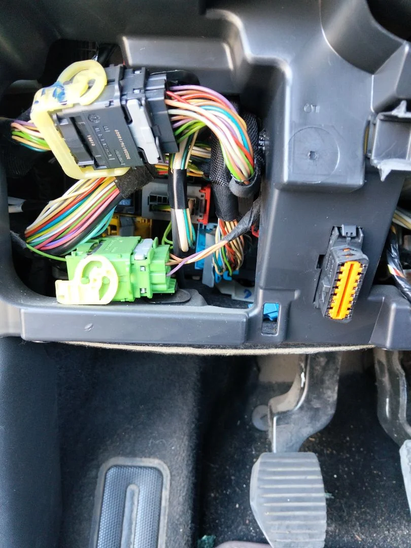 Foto de CAJA RELES / FUSIBLES CITROEN C4 CACTUS 1.2 12V VTi (82 CV / 60 KW)