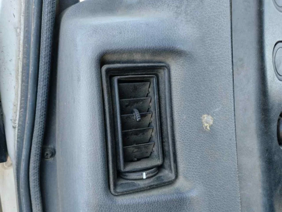 Foto de REJILLA AIREADORA FORD TRANSIT FURGÓN (CY/DY)(1986) 2.5 Diesel (80 CV / 59 KW)