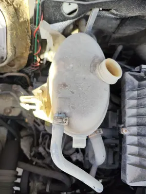 Foto de DEPOSITO EXPANSION NISSAN INTERSTAR (X70) 2.5 dCi Diesel CAT (114 CV / 84 KW)