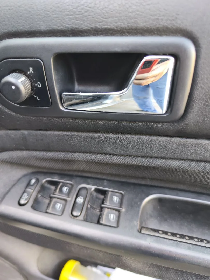 Foto de MANETA INTERIOR DELANTERA DERECHA VOLKSWAGEN GOLF IV BERLINA (1J1)(10.1997) 1.9 TDI (131 CV / 96 KW)