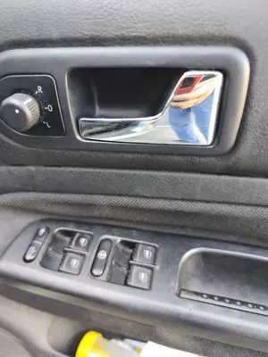 Foto de MANETA INTERIOR DELANTERA DERECHA VOLKSWAGEN GOLF IV BERLINA (1J1)(10.1997) 1.9 TDI (131 CV / 96 KW)