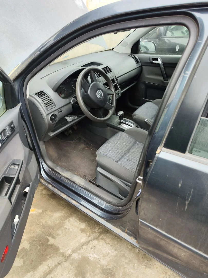 Foto de GOMAS CONTORNO PUERTA VOLKSWAGEN POLO IV (9N1) 1.4 16V (75 CV / 55 KW)