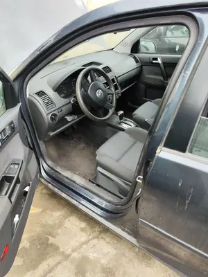 Foto de GOMAS CONTORNO PUERTA VOLKSWAGEN POLO IV (9N1) 1.4 16V (75 CV / 55 KW)