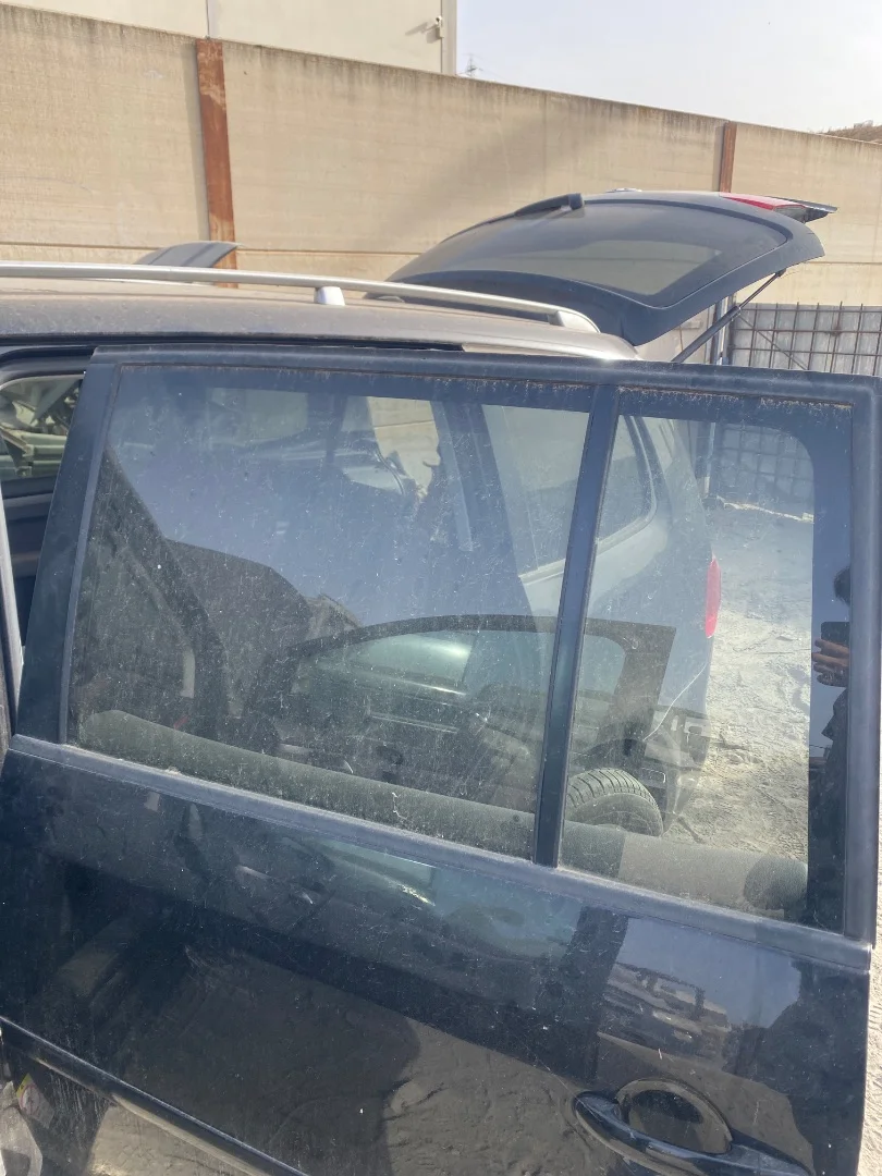 Foto de LUNA TRASERA IZQUIERDA VOLKSWAGEN TOURAN (1T3) 1.6 TDI DPF (105 CV / 77 KW) referencia 1T0845025K