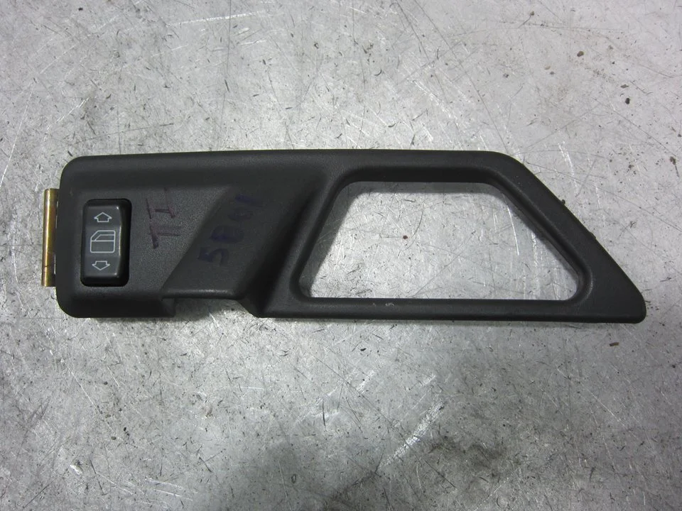 Foto de MANDO ELEVALUNAS TRASERO IZQUIERDO MERCEDES-BENZ CLASE 124 (BM 124) BERLINA 3.0 CAT (180 CV / 132 KW) referencia 1248209310KZ
