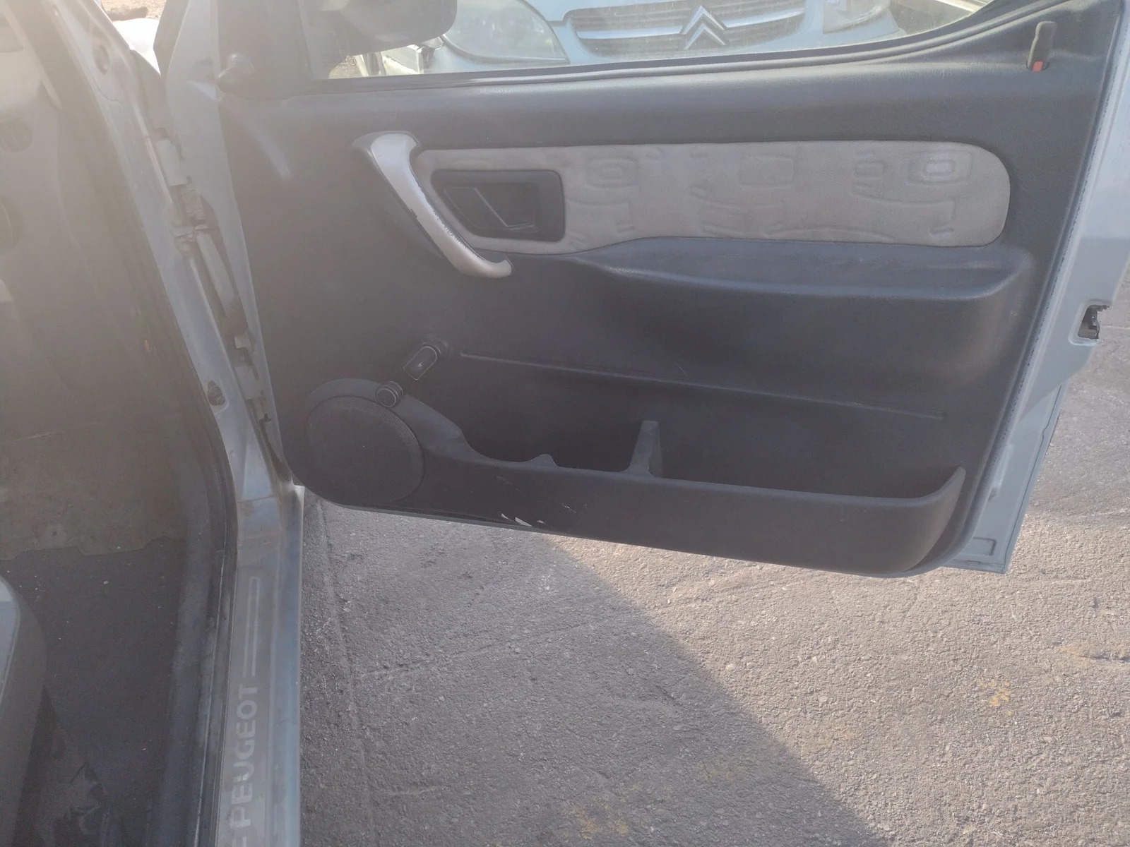 Foto de GUARNECIDO PUERTA DELANTERA DERECHA PEUGEOT PARTNER (S2) 1.9 Diesel (69 CV / 51 KW)