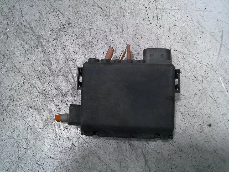 Foto de CAJA RELES / FUSIBLES AUDI A3 (8L) 1.9 TDI (101 CV / 74 KW) referencia 1J0937550