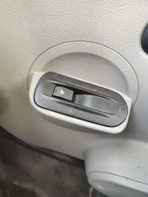 Foto de MANDO ELEVALUNAS DELANTERO DERECHO NISSAN INTERSTAR (X70) 2.5 dCi Diesel CAT (114 CV / 84 KW)