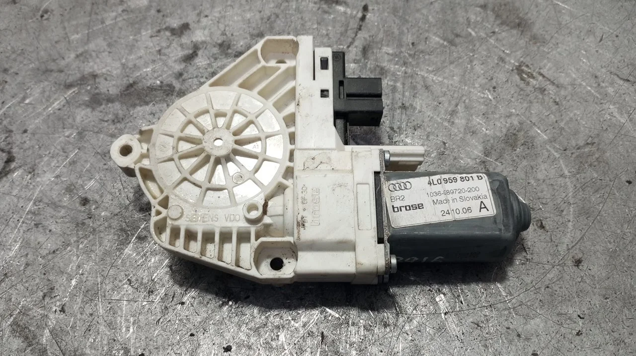 Foto de MOTOR ELEVALUNAS DELANTERO IZQUIERDO AUDI Q7 (4L) 3.0 V6 24V TDI (239 CV / 176 KW) referencia 4L0959801B