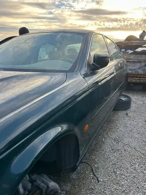 Foto de PUERTA TRASERA IZQUIERDA JAGUAR S-TYPE (03.1999) 3.0 V6 24V CAT (238 CV / 175 KW)
