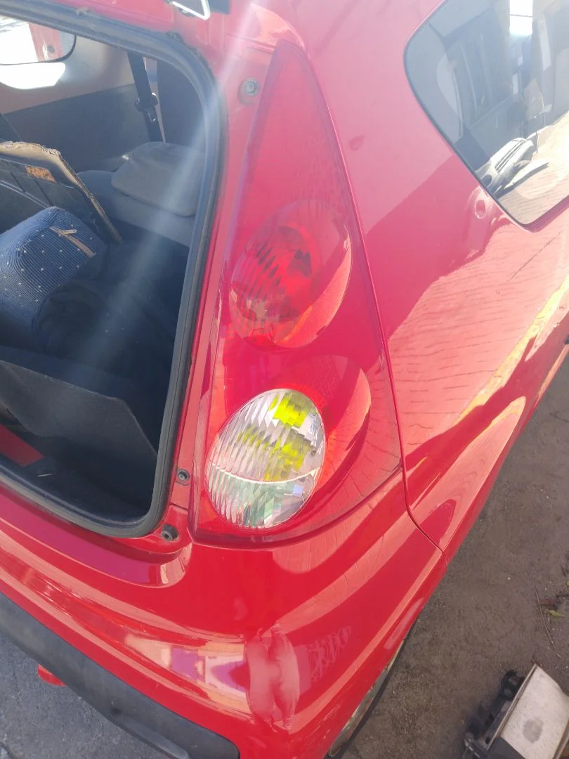 Foto de PILOTO TRASERO DERECHO PEUGEOT 107 1.0 CAT (384F) (68 CV / 50 KW) referencia 6351X6